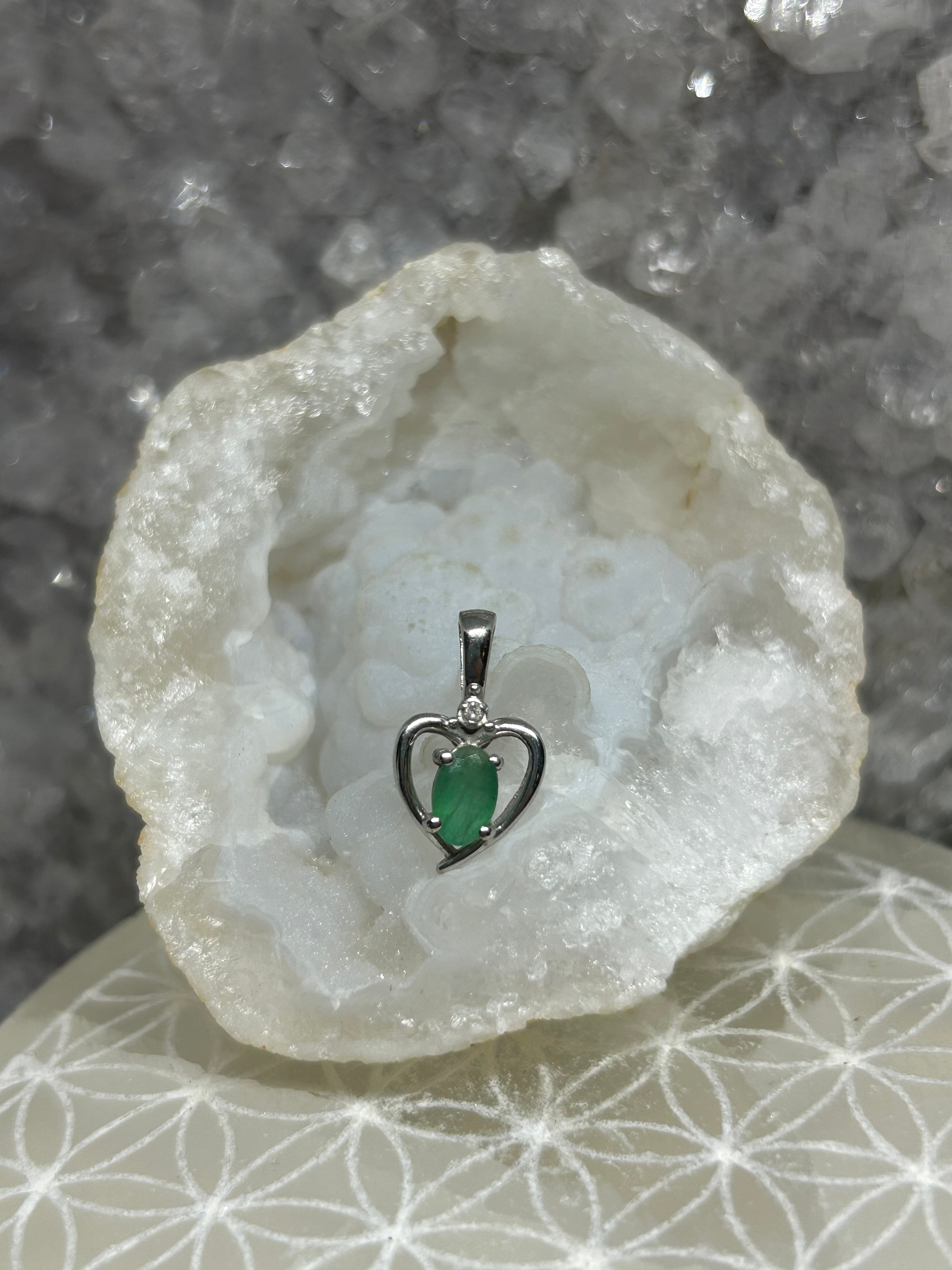 14k White Gold Emerald Heart Pendant