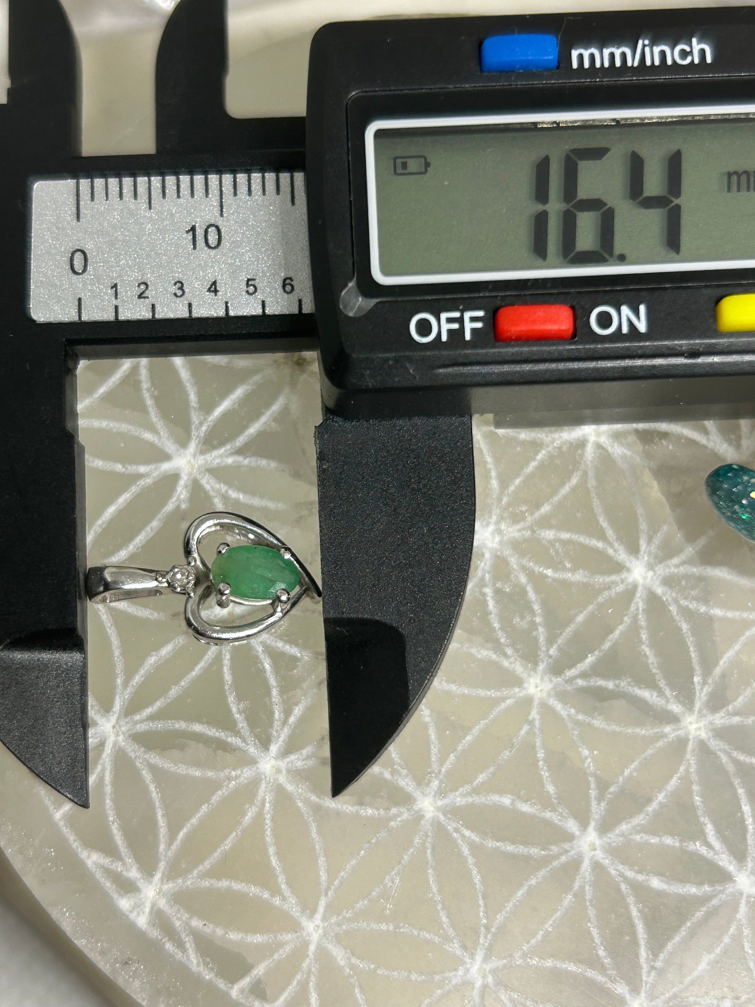 14k White Gold Emerald Heart Pendant